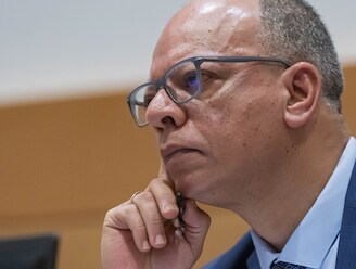 Ex-voorzitter OCMW Anderlecht verweert zich in parlement: “Er was nooit sprake van cliëntelisme”