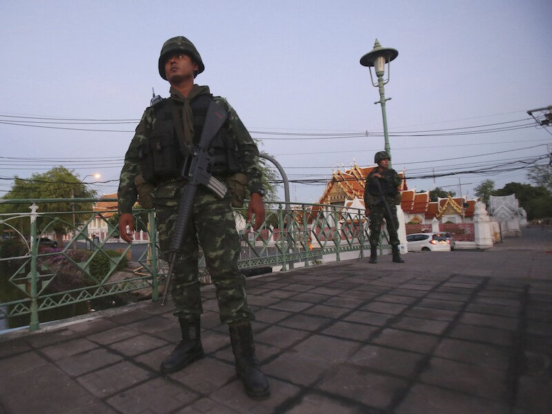 Thaise soldaten houden de wacht bij de marmeren tempel in Bangkok, een belangrijke toeristische attractie.