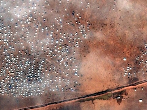 Satellietbeeld van de massa asielzoekers die geblokkeerd zitten voor de Jordaans-Syrische grens.