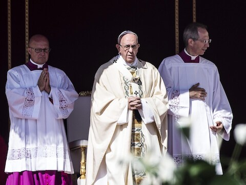 Paus Franciscus heeft Moeder Teresa tijdens een misviering op het Sint-Pietersplein heilig verklaard.