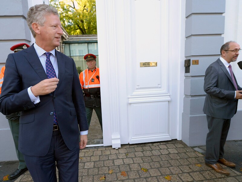 CD&amp;V-vicepremier De Crem en zijn sp.a-collega Vande Lanotte vanmorgen bij de start van het kernkabinet.