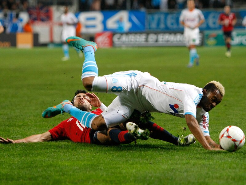 Jordan Ayew in duel met Marko Basa.