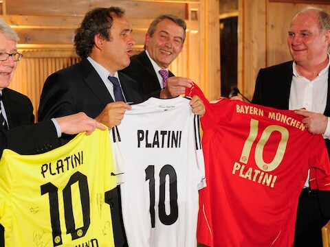 Michel Platini (tweede van links).
