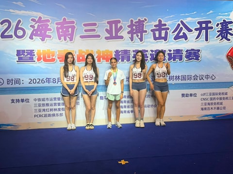 Ambar Tesoudali (14), in het midden, poseert met haar gouden medaille samen met de hostessen van de ISKA China Open & World Elite Invitational 2026 in Sanya.