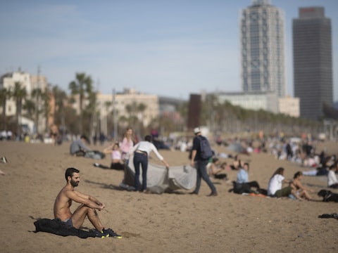 Het is warm in Spanje. Deze foto werd gisteren genomen op een strand in Barcelona.