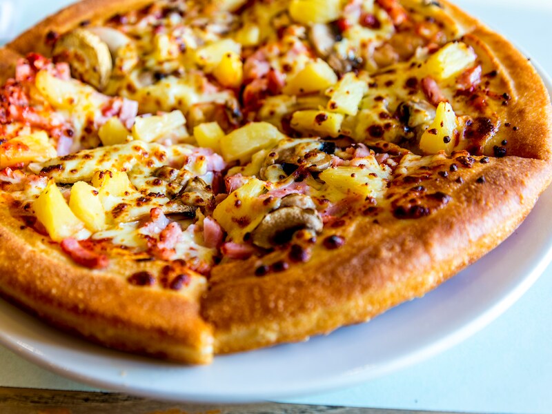 Pizza Hawaii met ananas en ham.