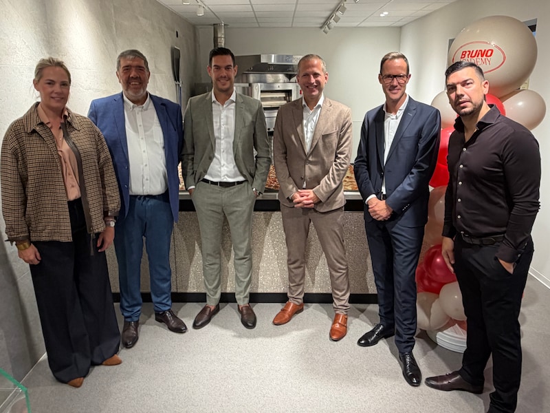 Griet Mebis, Angelo, Noë, Joris Philips, Rob Beenders, Luca Bruno openden vandaag het opleidingscentrum. 