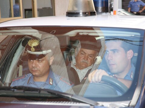 De opgepakte personen werden gezocht voor drugshandel, illegale wapendracht of wapenbezit, afpersing en heling (archiefbeeld).