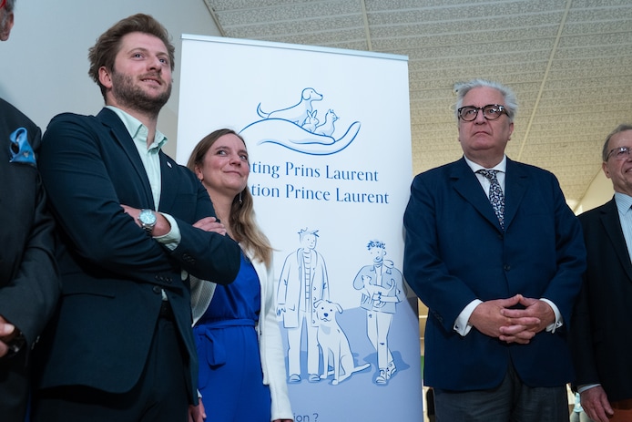 Schepen Stijn De Rooster (links) opende het dispensarium samen met Prins Laurent (rechts).