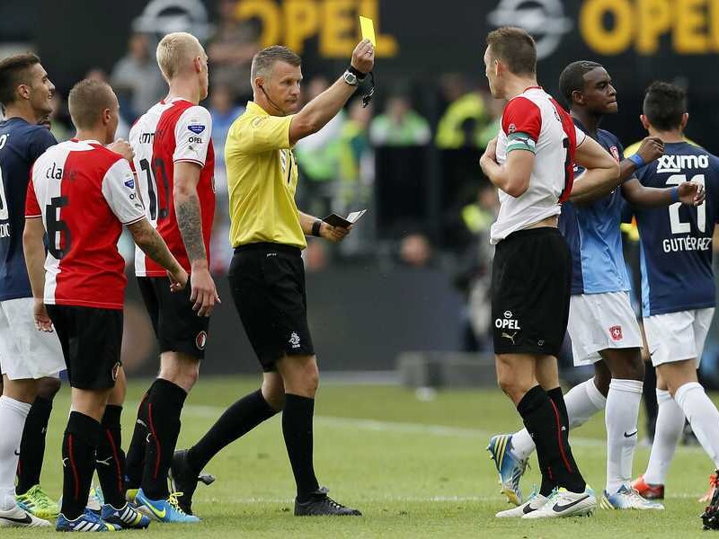 Liesveld gaf vorige week rood aan de Feyenoorders Van Deelen en De Vrij.