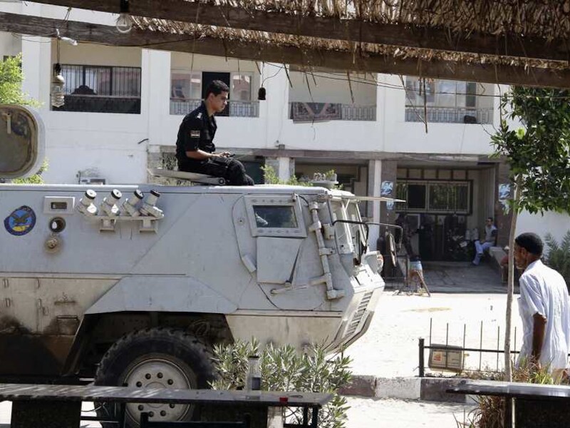 Egyptische militairen bewaken het ziekenhuis in al-ARish waar de lichamen van de soldaten liggen die zondag aangevallen werden.