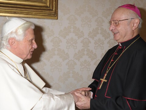 Paus Benedictus XVI begroet het hoofd van de Duitse katholieke kerk Robert Zollitsch.