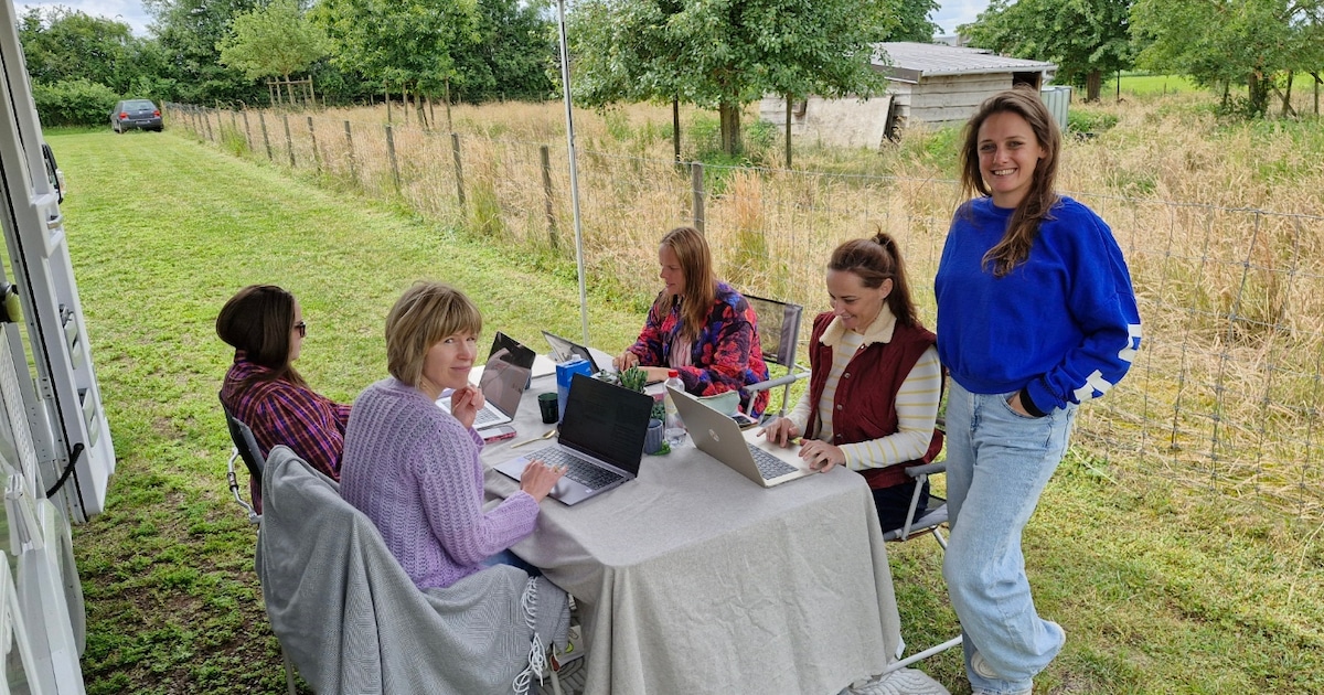 AI-opleiding met zicht op de velden: Sharon (33) organiseert workshops rond Claude vanuit haar campe