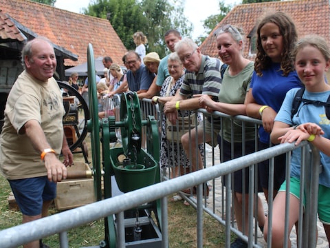 Clothilde, Emma en Leonore uit Leuven (rechts op de foto) keken met grote ogen naar de demonstraties. “We zijn meer bekend met Bokrijk, omdat er tussen Leuven en Bokrijk een rechtstreekse treinverbinding is. Maar ook in dit openluchtmuseum vallen we van de ene verbazing in de andere. Wat een leuke dag!”