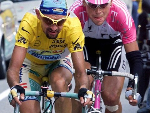 Geletruidrager Pantani met Ullrich in zijn wiel tijdens de Tour van 1998.