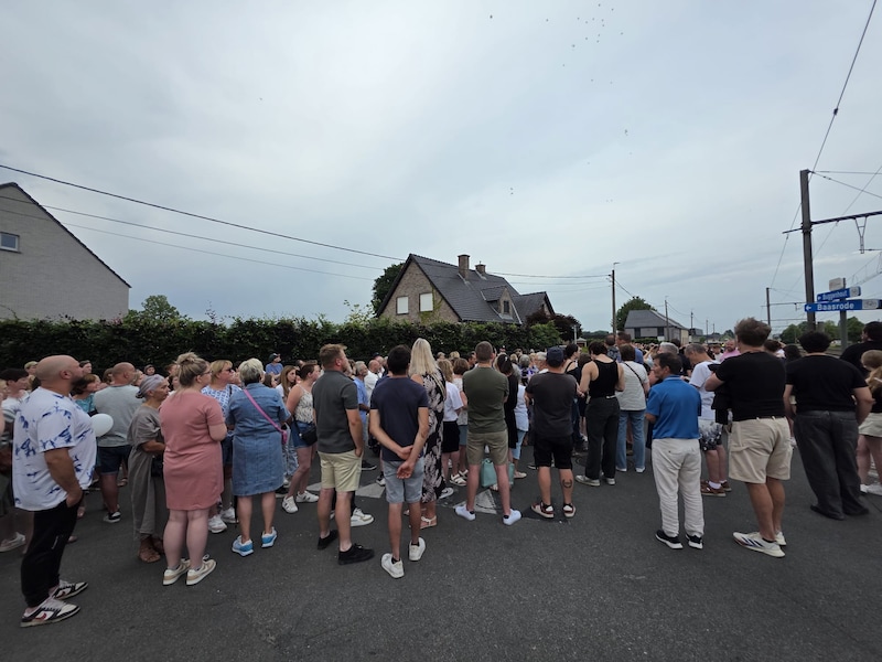 Aanwezigen laten witte balonnen los op stille wake na ongeval aan spooroverweg in Buggenhout.