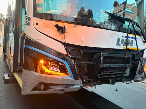 Een lijnbus liep zware schade op na een botsing met een personenwagen in het centrum van Deerlijk.