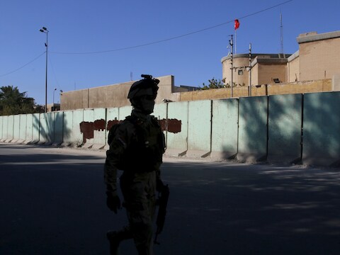 Een Iraakse militair bij de Turkse ambassade in Bagdad.