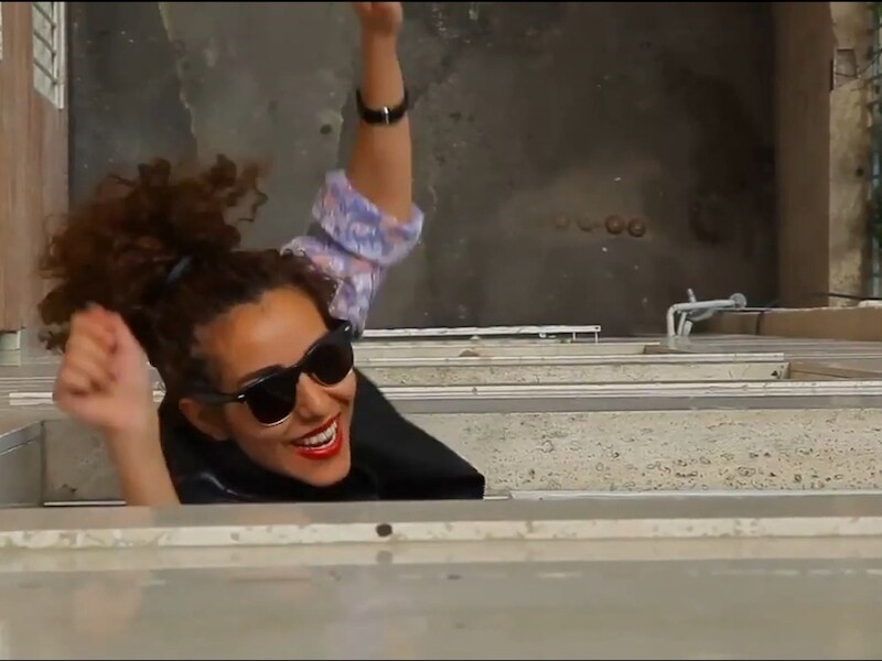 Beeld uit de clip 'Happy we are from Teheran'.