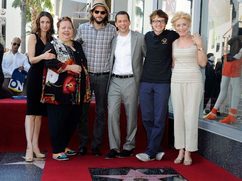 Ashton Kutcher (centraal) naast Jon Cryer, en de rest van de cast van Two And A Half Men. Cryer kreeg in 2011 zijn eigen ster op de Hollywood Walk of Fame.
