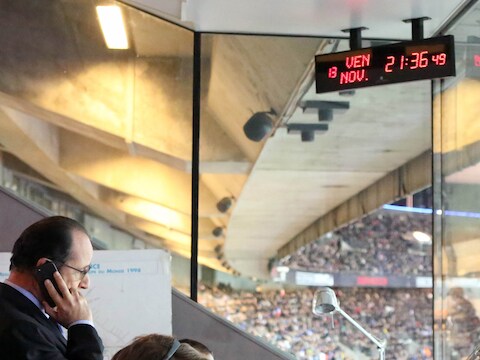 Frans president Hollande gisteren in het Stade de France.