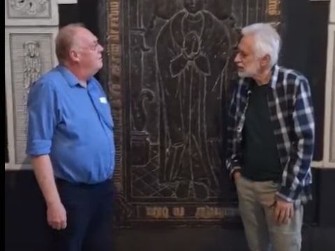 Jan Moens en Jan Louies bij de grafsteen van Dirk Martens.