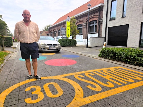 Schepen David Vercauteren voor de schoolpoort van de gemeentelijke basisschool De Duizendpoot in Bassevelde.