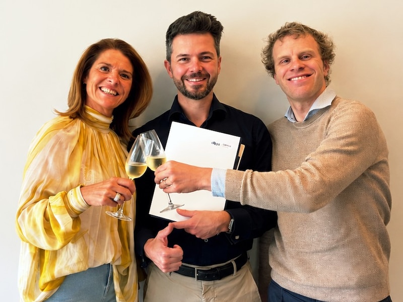 Thuisverpleegster en zaakvoerster Zorgteam Charlotte Bonte (links), CEO Altrio Jochem Martens (midden) en meester Klaas Vanneste, de raadsman van Charlotte