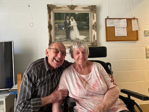 Van swingen en rock-'n-roll tot Yahtzee in wzc Sint-Jozef: Mieke (81) en Swa (80) delen al zestig jaar lief en leed.
