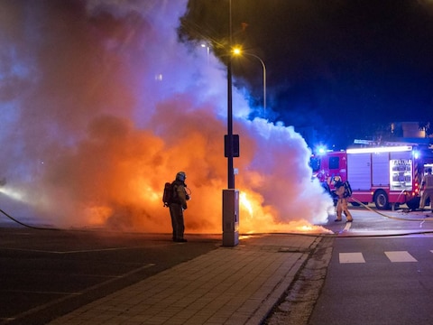 De bestuurder zette zijn brandende wagen aan de kant op de parking van Bel&Bo in Tielt.