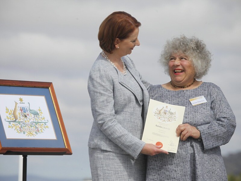 Actrice Miriam Margolyes krijgt haar certificaat van premier Julia Gillard.