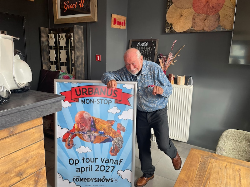 Amper een jaar na zijn afscheidstournee staat Urbanus opnieuw op het podium met Non-Stop.

