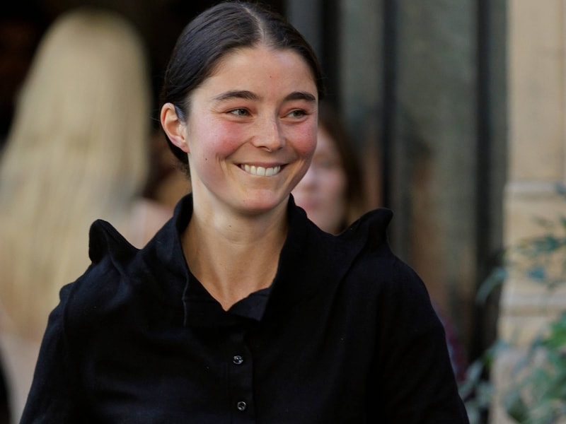 “Ik ben sprakeloos”: Vlaams modetalent Julie Kegels (27) kaapt prestigieuze LVMH Prize weg als eerste Belg en wint 400.000 euro