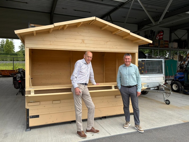 Kapelle-op-den-Bos koopt acht nieuwe chalets voor verenigingen en buurtfeesten. Op foto: schepen Edward De Wit (CD&V) en schepen Dirk Hermans (ProKA Vooruit)