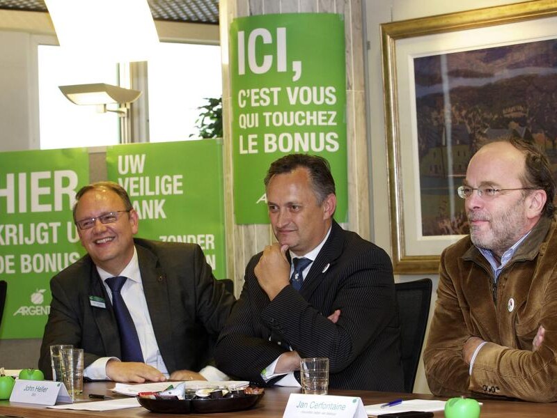 CEO John Heller (midden) verklaarde zich 'apetrots' over de resultaten.