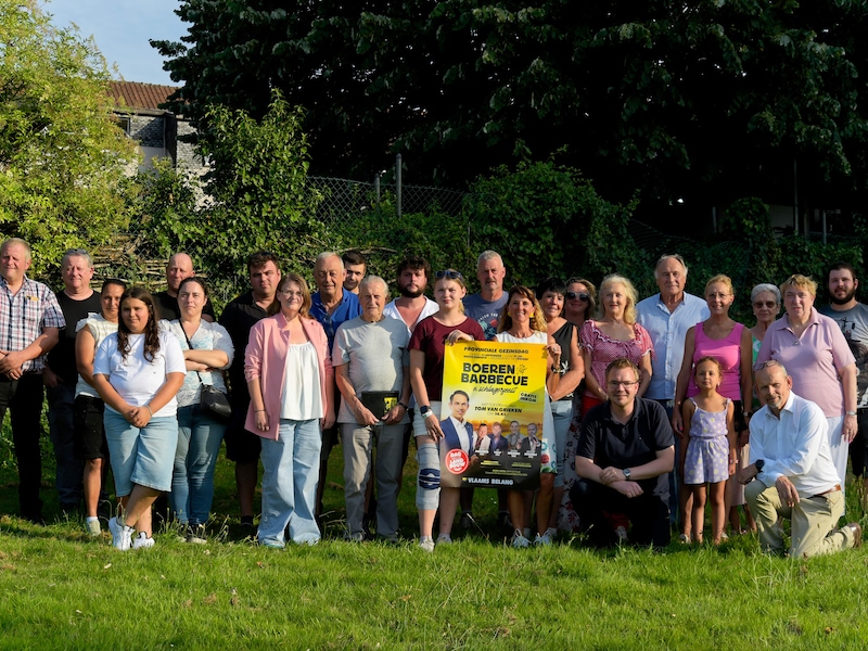 Jo Vally, Salim Seghers én Tom Van Grieken op boerenbarbecue in Dworp