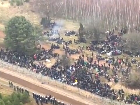 Honderden migranten zijn op weg naar Polen.