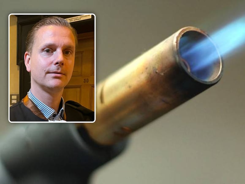 Illustratiebeeld van een bunsenbrander. Inzet: advocaat Robbie Dewaele stond de vrouw bij in de rechtbank van Kortrijk.