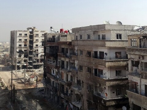 Een foto van het officiële Syrische persagentschap SANA zou beschadigde gebouwen tonen in Damascus.
