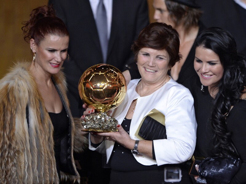 Mama Cristiano samen met zijn zussen Katia en Elma trots op CR7.