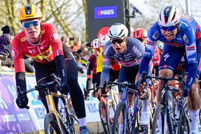 https://images.hln.be/MzE5Njg1OWM5YjY1YzM4Mzk5OTQvZGlvLzI3MDQxNzc4NC9maXQtd2lkdGgvNDAw/ninove-belgium-march-1-waerenskjold-sren-nor-of-uno-x-mobility-philipsen-jasper-bel-of-alpecin-deceuninck-during-the-men-elite-uci-world-tour-80th-flanders-classics-omloop-het-nieuwsblad-cycling-race-of-197-kms-with-start-in-ghent-and-finish-in-ninove-on-march-01-2025-in-ninove-belgium-01-03-2025-motordriver-kenny-verfaillie-photo-by-peter-de-voecht-photo-news