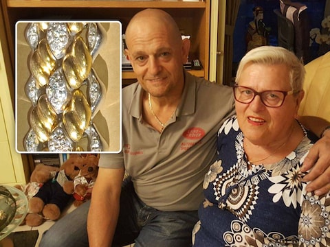 Leslie Meeuws en zijn moeder Liliana Vermeulen. Foto inzet: een gestolen armband.
