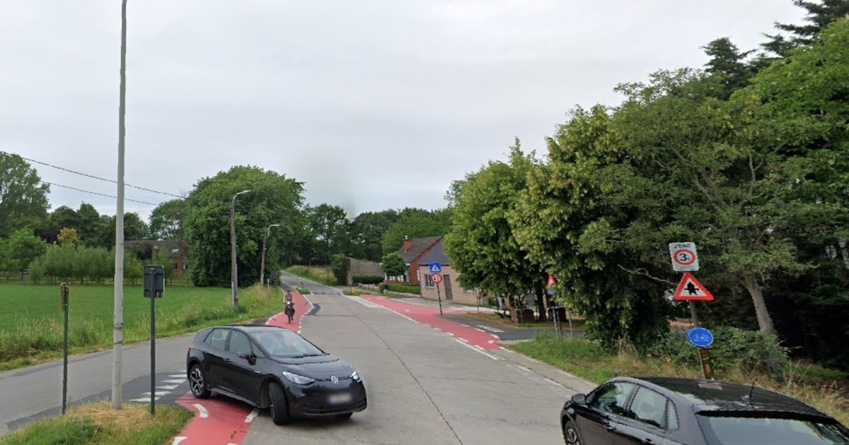 Auto botst tegen betonblokken in Perstraat