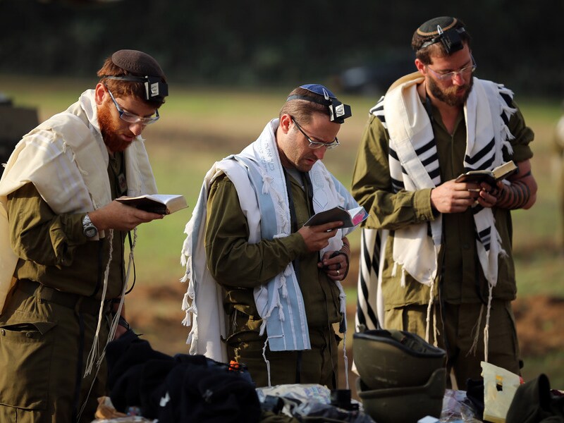 Israëlische reservisten bidden nabij de grens met de Gazastrook.