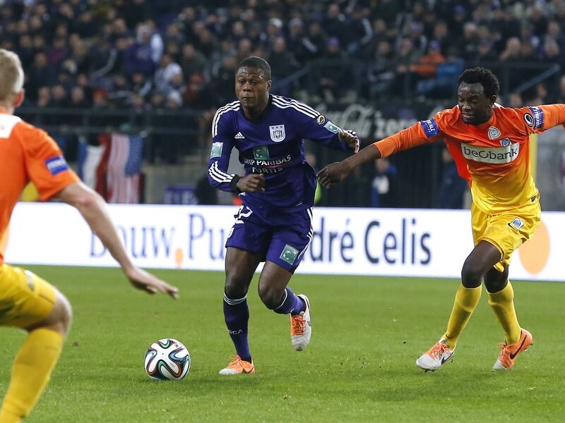Mbemba viel zondag geblesseerd uit in de topper tegen Racing Genk.
