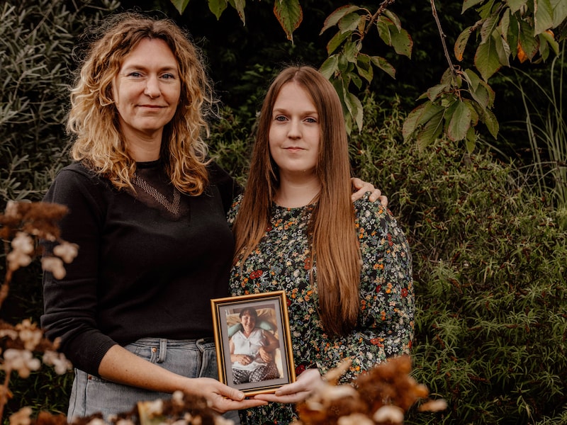 Net als zanger Christoff: Laura en Stephanie lijken tekens te krijgen van hun overleden mama. “Plots stond er een gigantisch hart in de aangedampte voorruit”