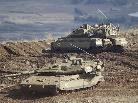 Israëlische tanks staan gepositioneerd in de richting van het Syrische dorpje Bariqa.