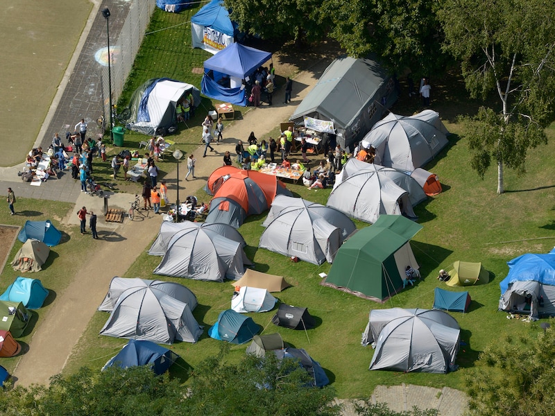 Het tentenkamp in het Maximiliaanpark vlakbij de Dienst Vreemdelingenzaken in Brussel.