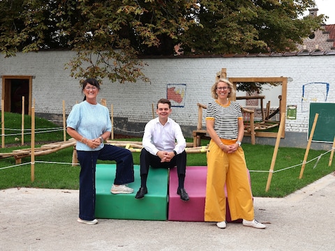 Schepenen Annemie Spaas (links) en Kristina Eyskens samen met burgemeester Thomas Geyns op de vernieuwde speelplaats van GBS Tervuren.