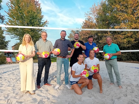 Belgisch kampioenen beachvolleybal Britt Ruysschaert en Jade Van Deun kwamen het nieuwe veld in Westmalle inspelen, samen met de burgemeester en schepenen 